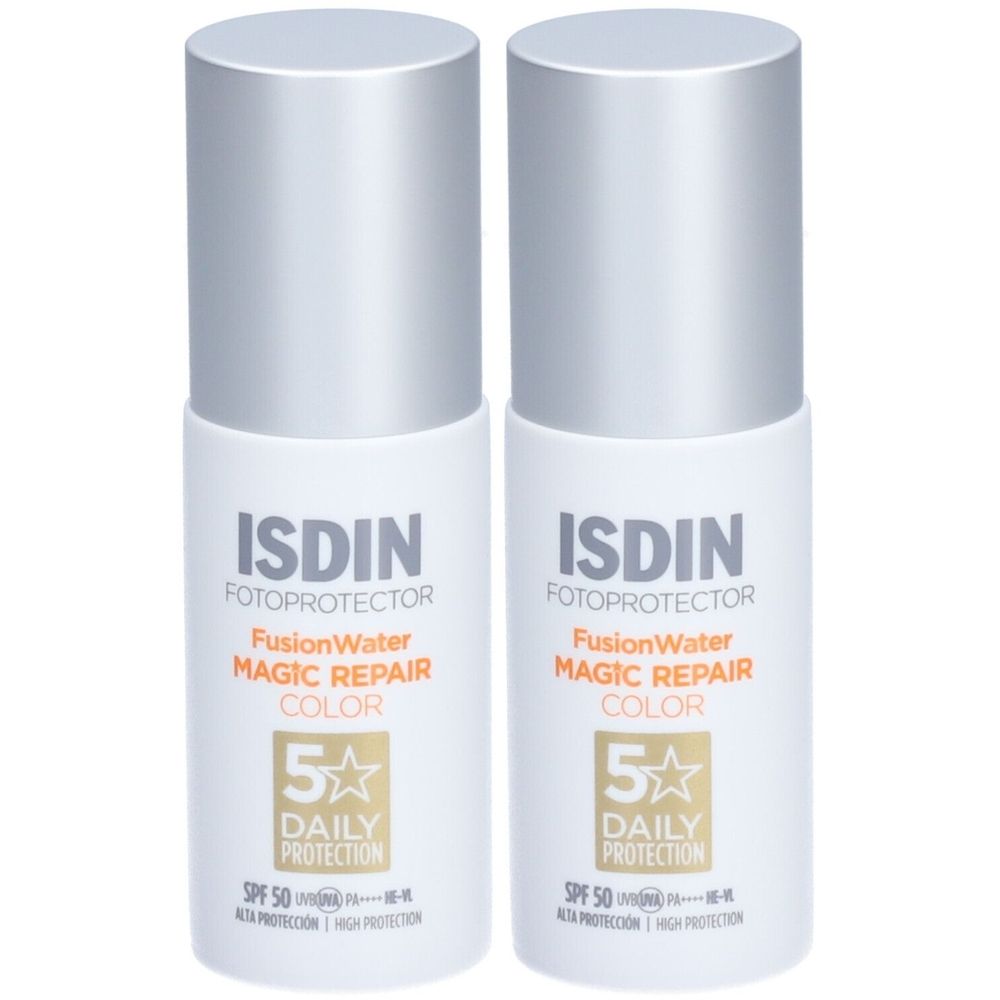 Twee witte flessen met zilveren doppen. Opschrift: ISDIN Fotoprotector Fusion Water Magic Repair Color SPF50.