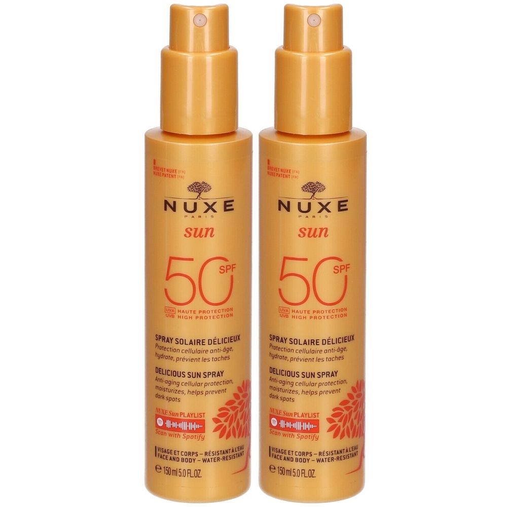 Deux flacons de spray solaires Nuxe Sun SPF 50. Inscription: Spray Solaire Délicieux, Delicious Sun Spray. Flacons jaunes.