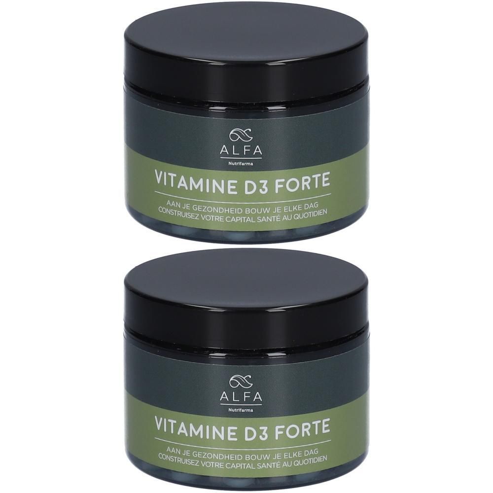 Twee D3 Forte potten met zwarte deksels. Opschrift: Alfa, Vitamine D3 Forte. Groene etiketten met tekst.
