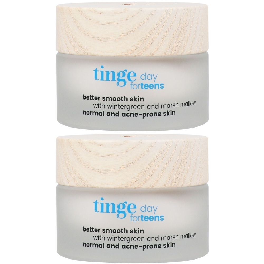 Deux pots de crème avec couvercles en bois. Inscription: Tinge day forteens, better smooth skin, pour peaux normales et acnéiques.