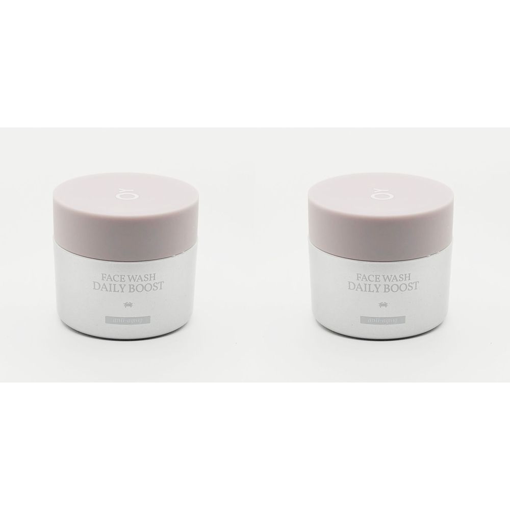 Twee ronde potten met roze deksels. Op de witte containers staat "FACWASH DAILY BOOST".