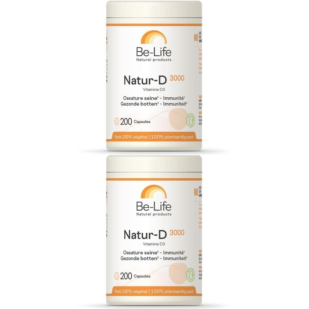 Twee witte potten met oranje etiket. Opschrift: Be-Life Natur-D 3000, 200 capsules. Vitamine D3.