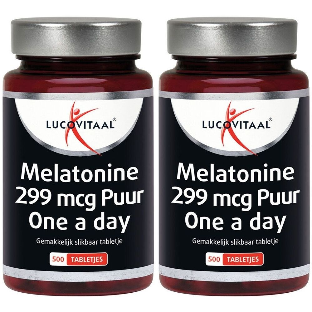 Deux flacons de Lucovitaal Mélatonine. Étiquettes noires avec texte blanc. Inscription : Mélatonine 299 mcg Puur, One a day. 500 comprimés.