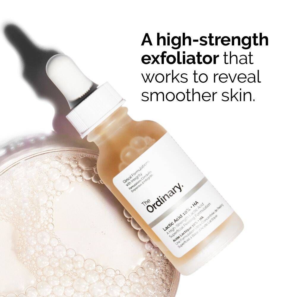 Fles met pipet. Opschrift: Lactic Acid 10% + HA. Merk: The Ordinary. Tekst: A high-strength exfoliator.