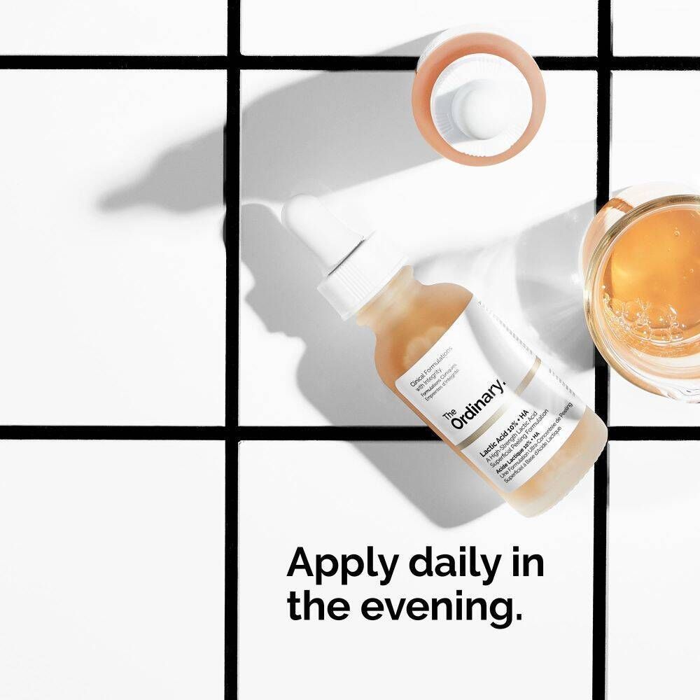 Fles met pipet. Opschrift: The Ordinary. Tekst: Apply daily in the evening. Op witte achtergrond.