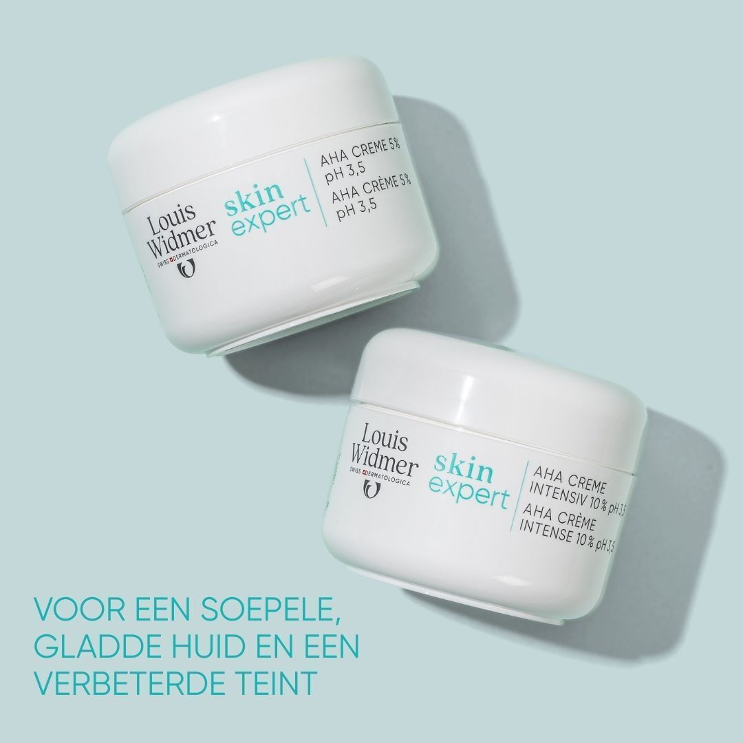 Twee potten met de tekst Louis Widmer skin expert AHA Crème 5%. Tekst: Voor een soepele, gladde huid en een verbeterde teint.
