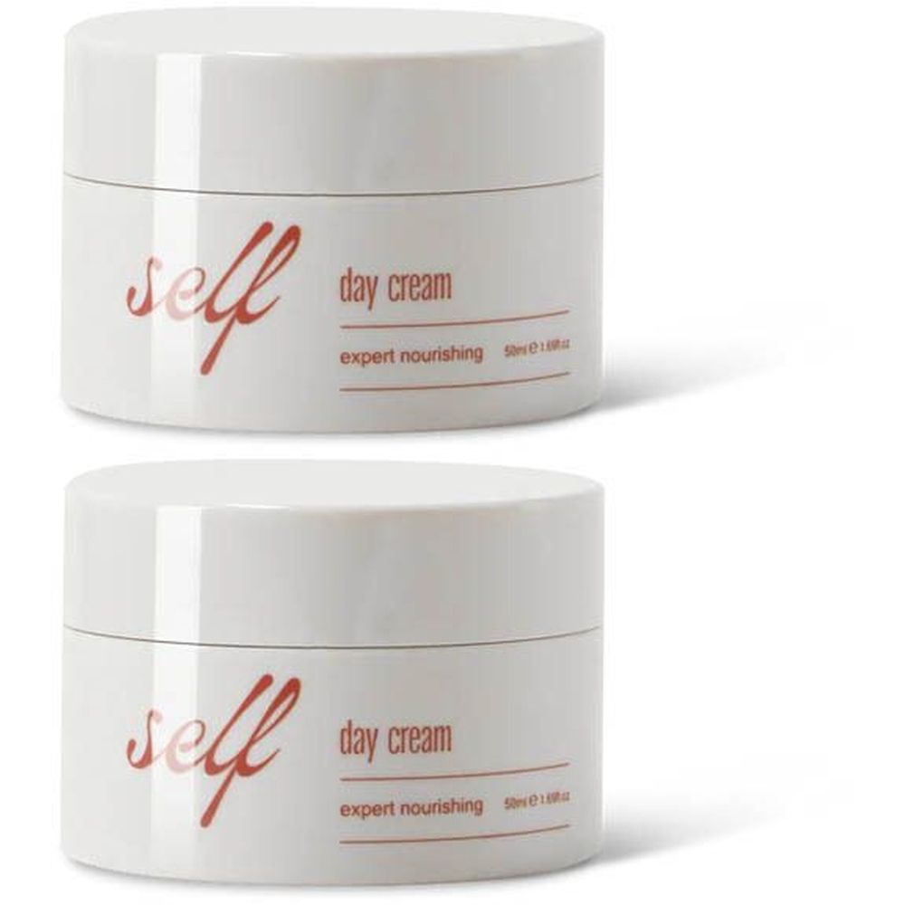 Deux pots blancs. Inscription "self" en rouge, suivie de "day cream" et "expert nourishing".