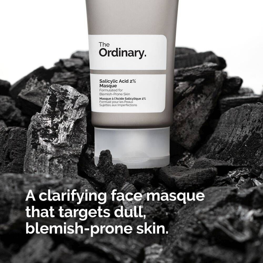 The Ordinary Salicylic Acid 2% Mask tegen een achtergrond van houtskool.