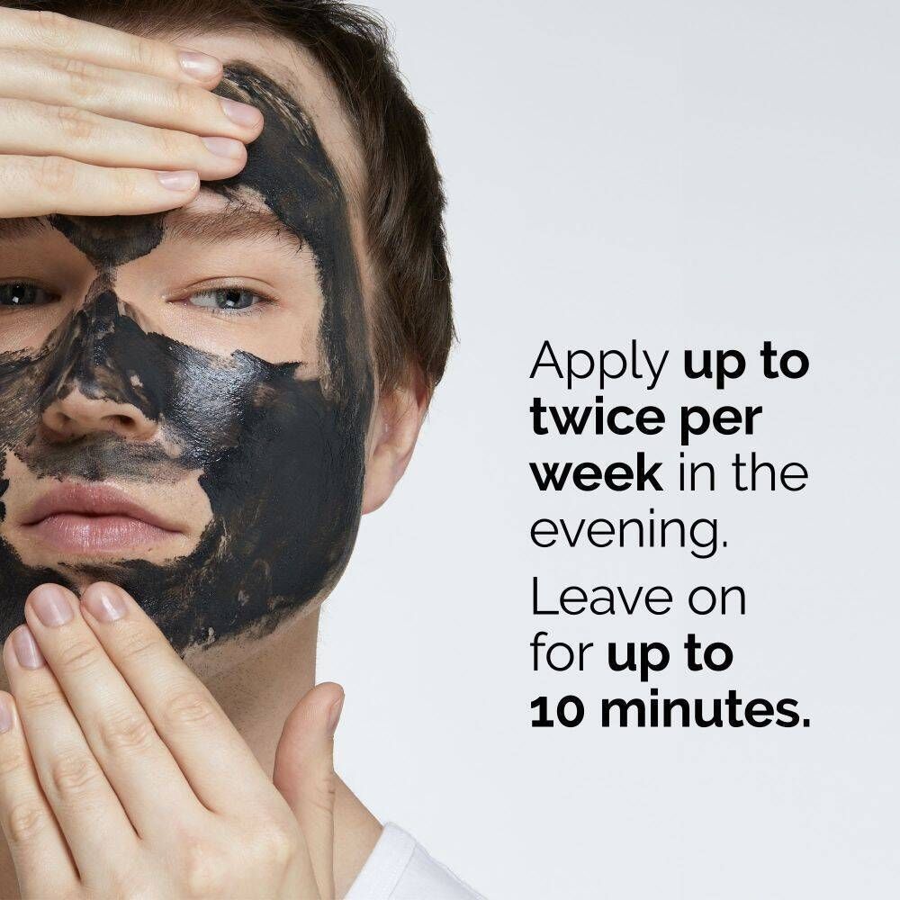Man met The Ordinary Salicylic Acid 2% Mask op zijn gezicht.