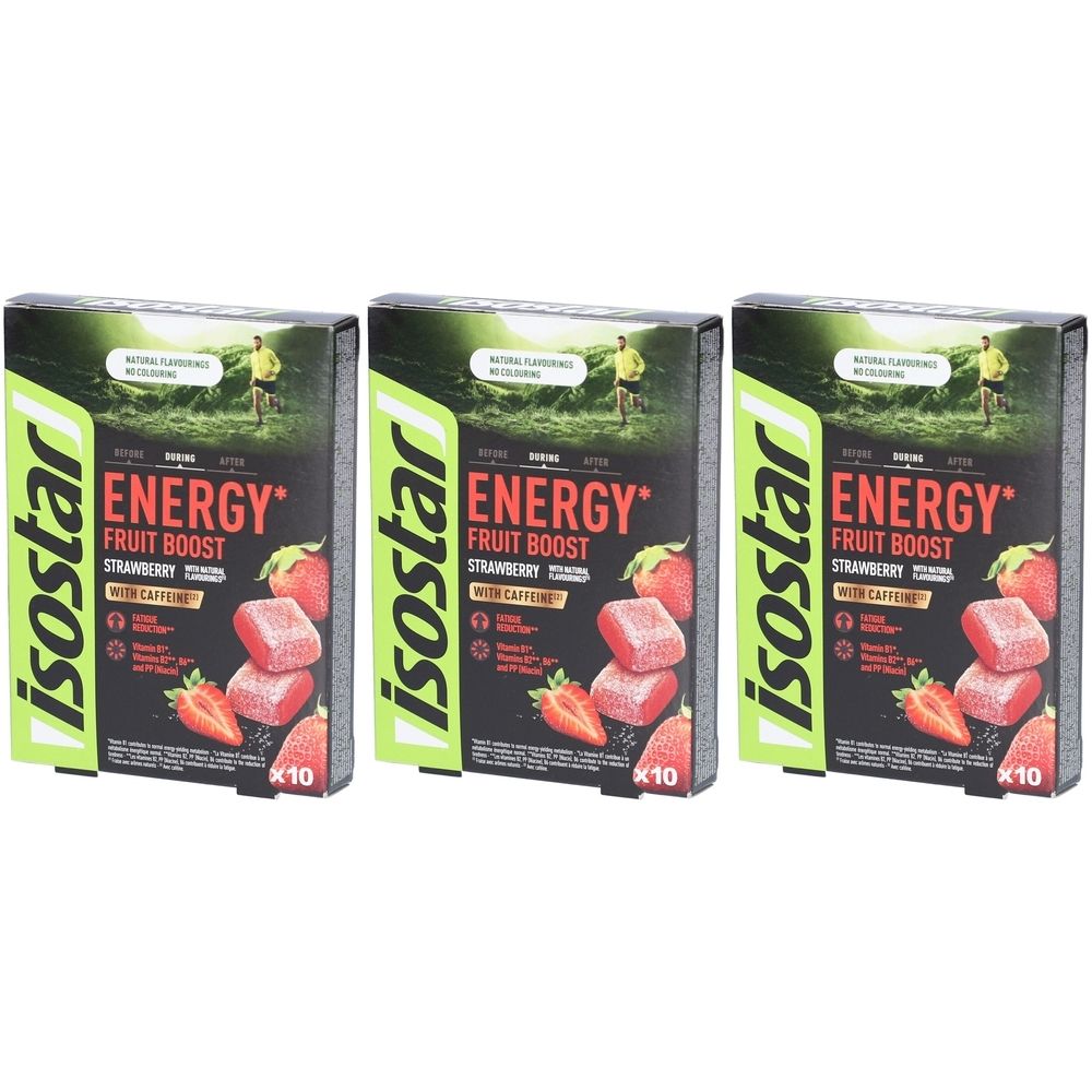 Drie dozen Isostar Energy Fruit Boost Aardbei. Zwarte verpakking met groene en rode accenten. Toont aardbeien en stukjes fruit.