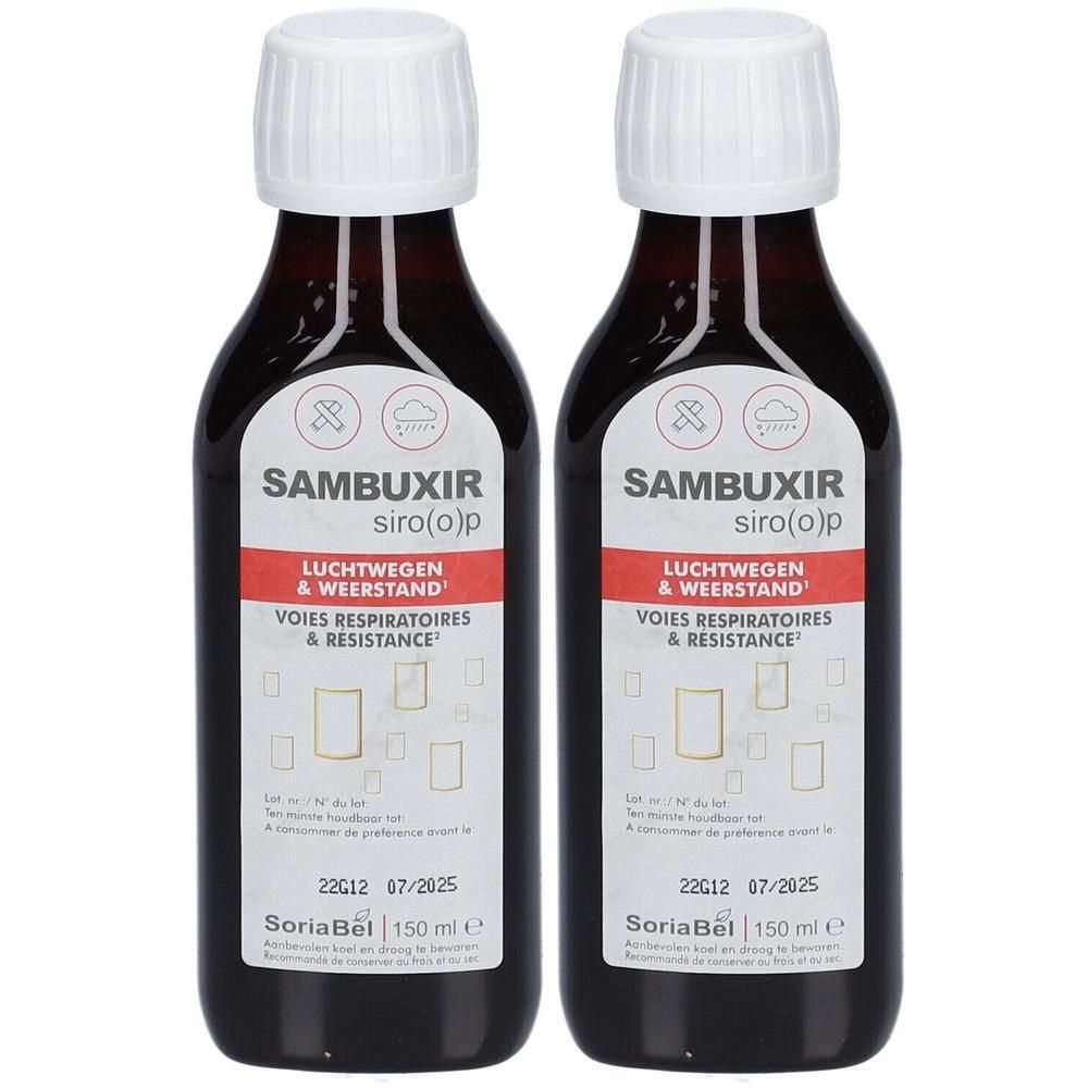 Twee flessen SoriaBel Sambuxir siroop. Bruine vloeistof in glazen flessen met witte dop. Rode etiketten met tekst.