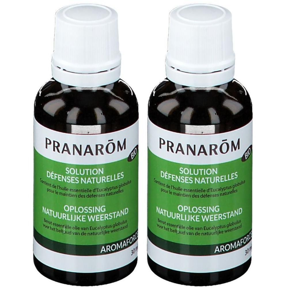 Twee flessen Pranarôm Aromaforce. Oplossing voor natuurlijke weerstand. Groene etiketten, witte doppen.