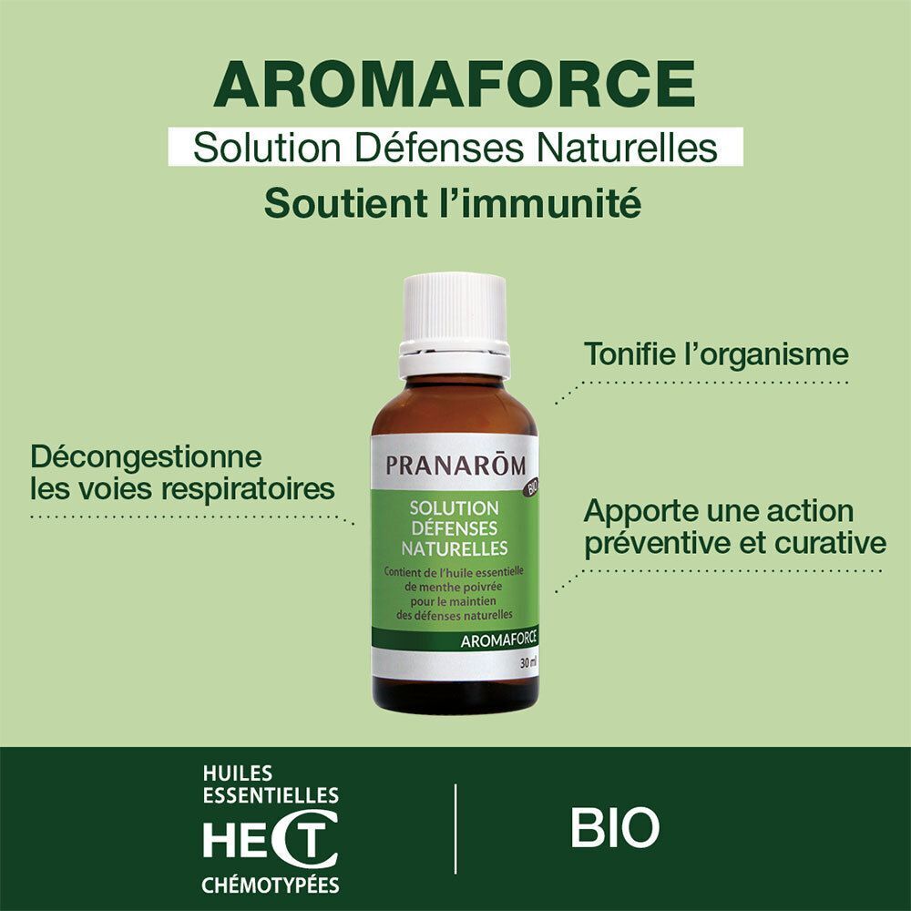 Un flacon Pranarôm Aromaforce. Étiquettes vertes, bouchon blanc. Texte : Solution Défenses Naturelles.