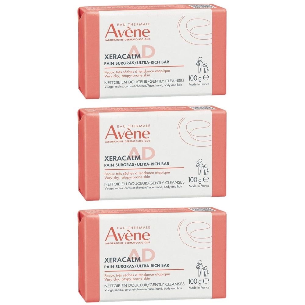 Trois pains surgras rectangulaires. Inscription: Avène XeraCalm AD Pain Surgras/Ultra-Rich Bar. 100 g. Design rose et blanc.