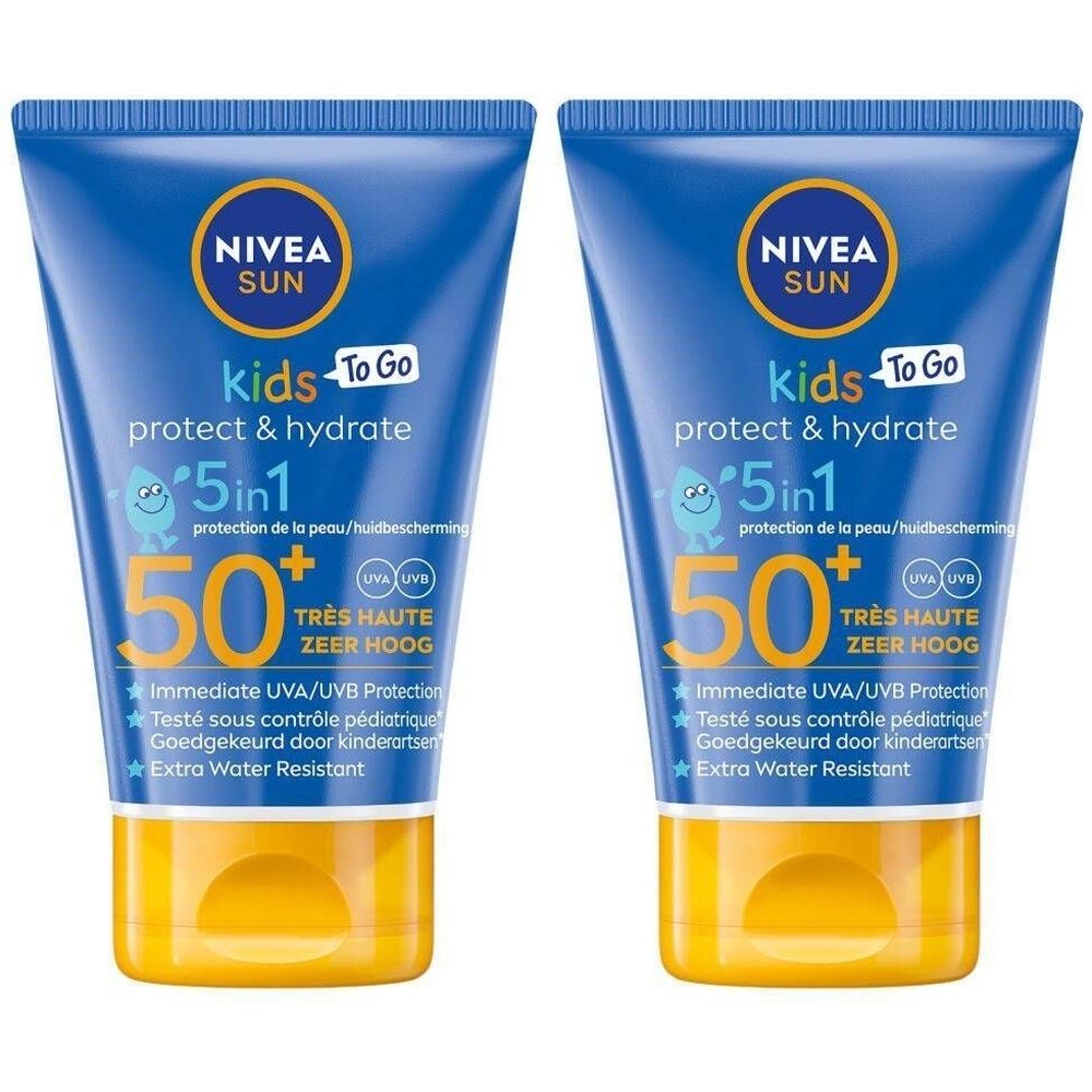 Deux tubes bleus de crème solaire Nivea Sun Kids. Inscription : 50+, protect & hydrate, 5 en 1. Bouchon jaune.