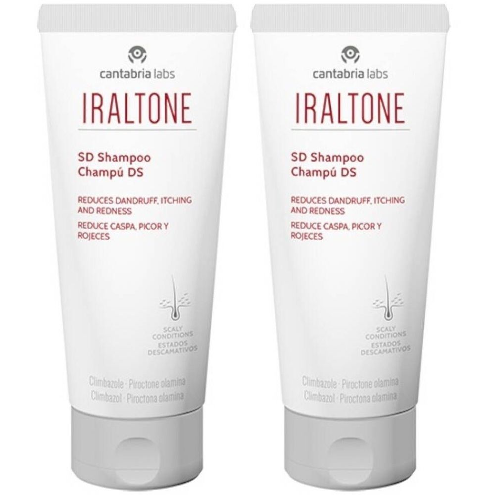 Twee witte tubes met rode tekst. Opschrift: IRALTONE SD Shampoo. Vermindert roos, jeuk en roodheid. Van Cantabria Labs.