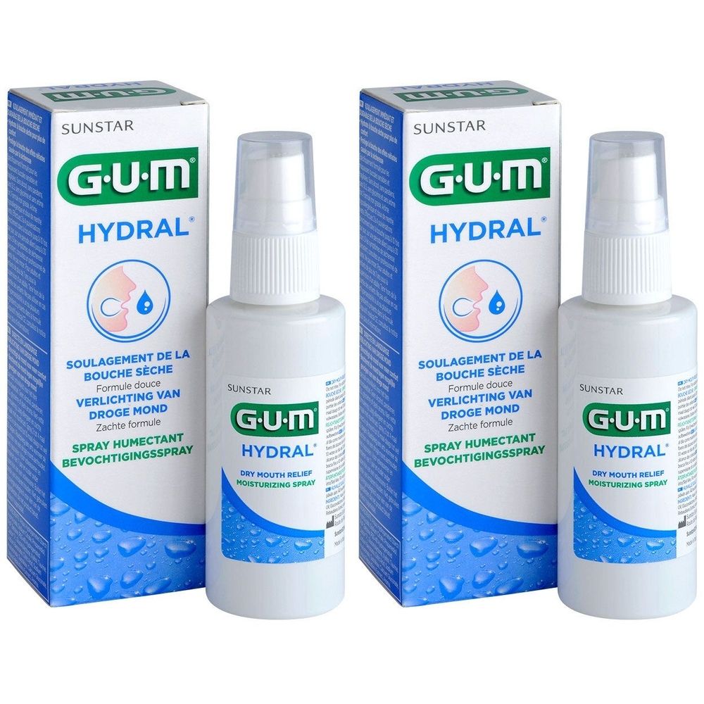 Twee flessen en verpakkingen van GUM Hydral Spray. Op de verpakkingen staat GUM Hydral, met tekst over bevochtiging van de mond.