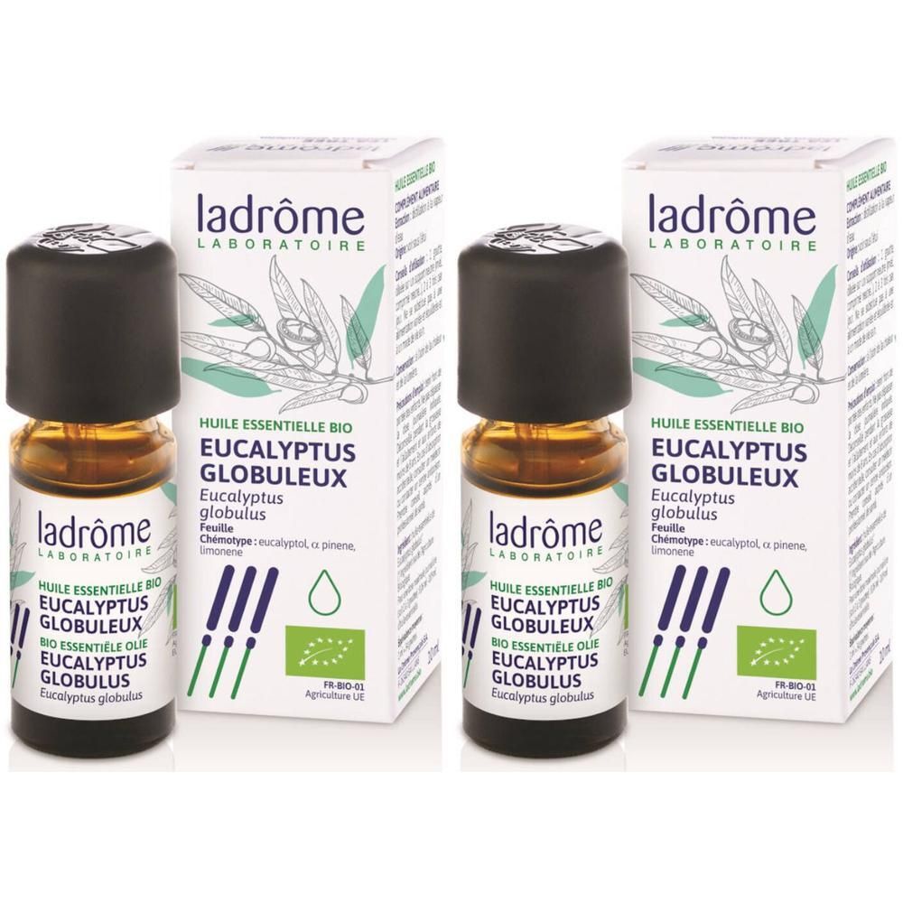 Twee flesjes essentiële olie met kartonnen verpakking. Opschrift: Ladrôme Laboratoire, Huile essentielle Eucalyptus globuleux Bio.