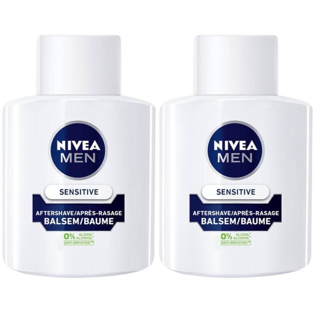 Twee witte flacons NIVEA MEN Sensitive After Shave Balsam. Blauwe logo's en tekst. 0% alcohol-aanduiding.
