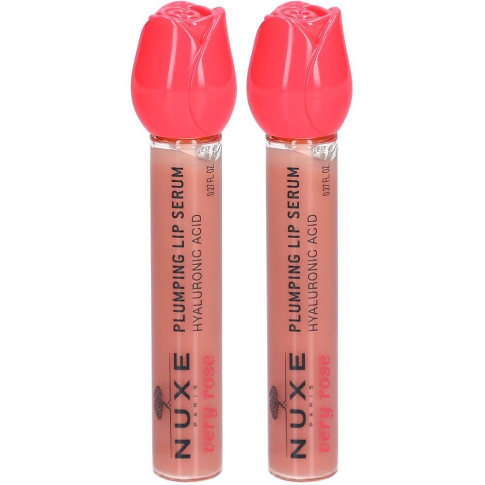 Twee lipserums met roze doppen in rozenvorm. Opschrift: Nuxe Very Rose, Plumping Lip Serum, Hyaluronzuur.