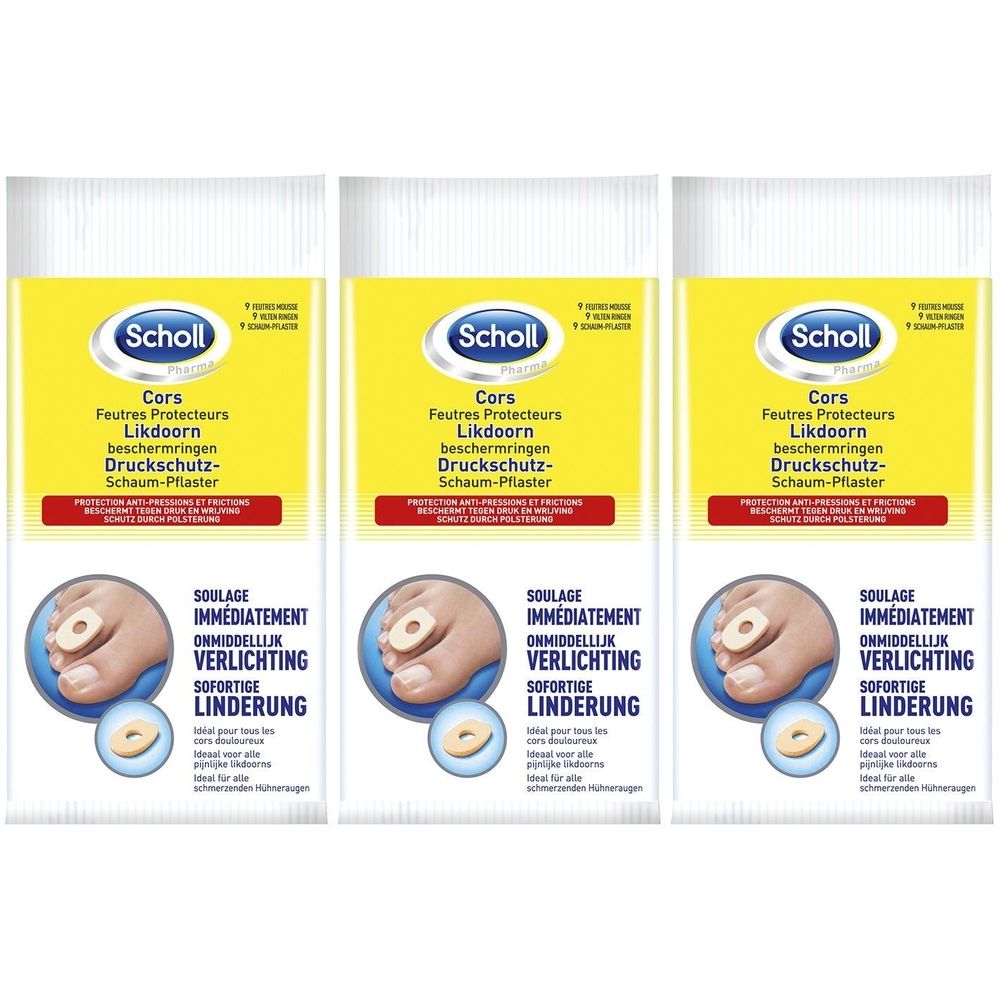 Trois paquets de pansements Scholl. Emballage jaune et blanc avec nom du produit en plusieurs langues. Illustration d'un pied avec un pansement.