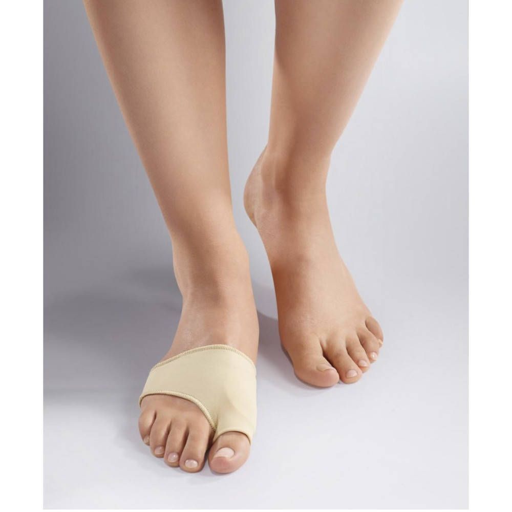 Beige teenbeschermer op de voet. Teenbeschermer bedekt de grote teen. Geen verpakking. Epitact® Hallux Valgus « Oignon » Medium.