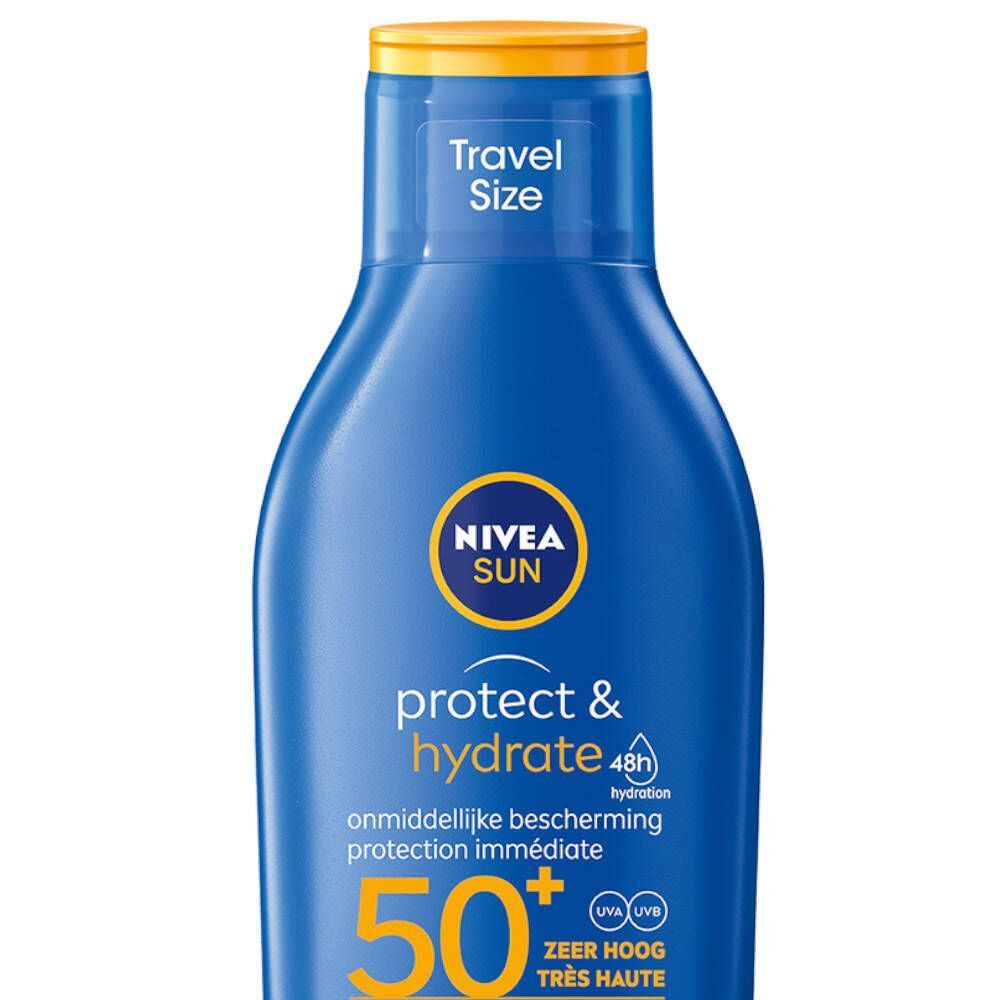 Blauwe fles met gele dop. Opschrift: Nivea Sun Protect & Hydrate, SPF50+. Met Travel Size-label.
