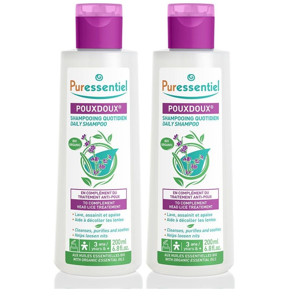 Twee flessen Puressentiel Poudoux Shampooing Quotidien. Witte flessen met paarse doppen en etiketten met productinformatie.