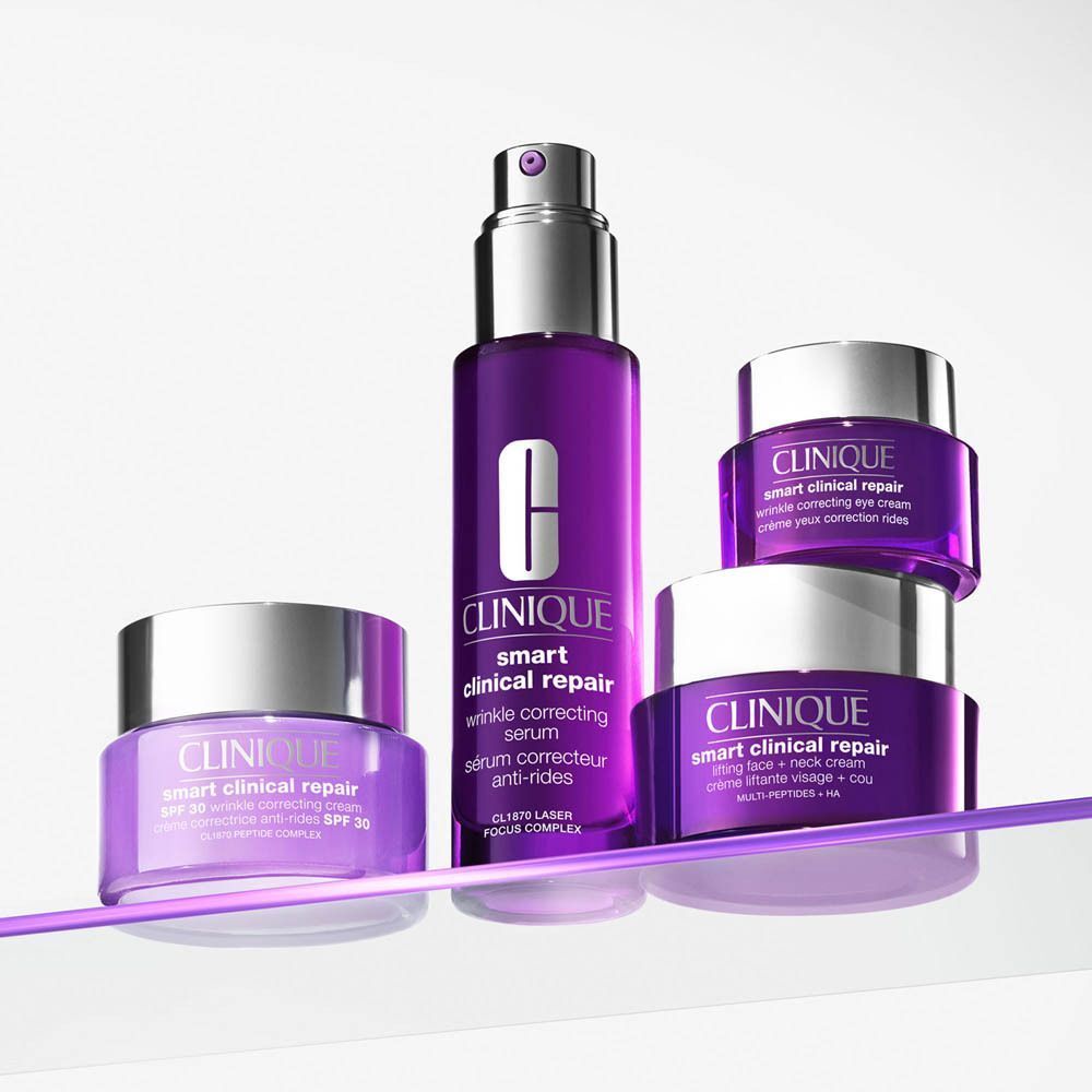 Clinique Smart Clinical Repair : sérum, crème pour les yeux, crème et crème de jour FPS 30 dans des pots et flacons violets.