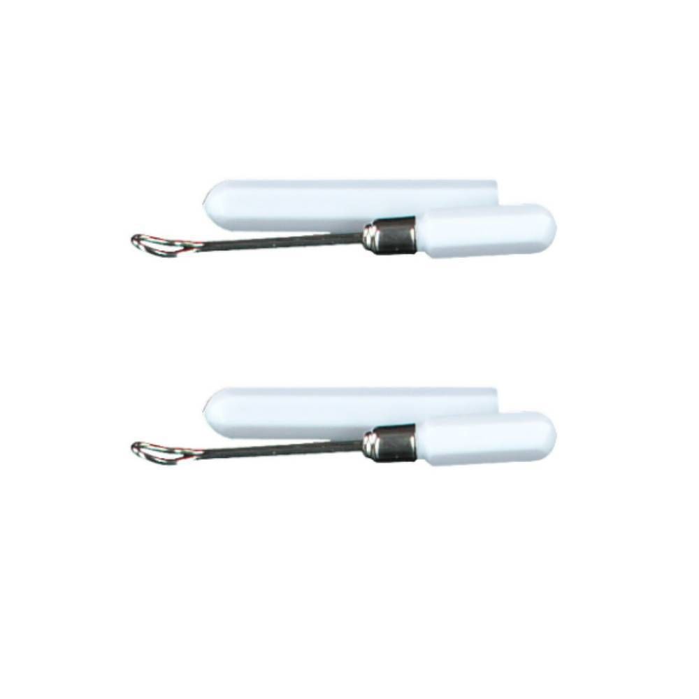 Twee oorreinigers met witte handvatten en metalen lussen. De handvatten zijn cilindrisch en de lussen zijn ovaal.