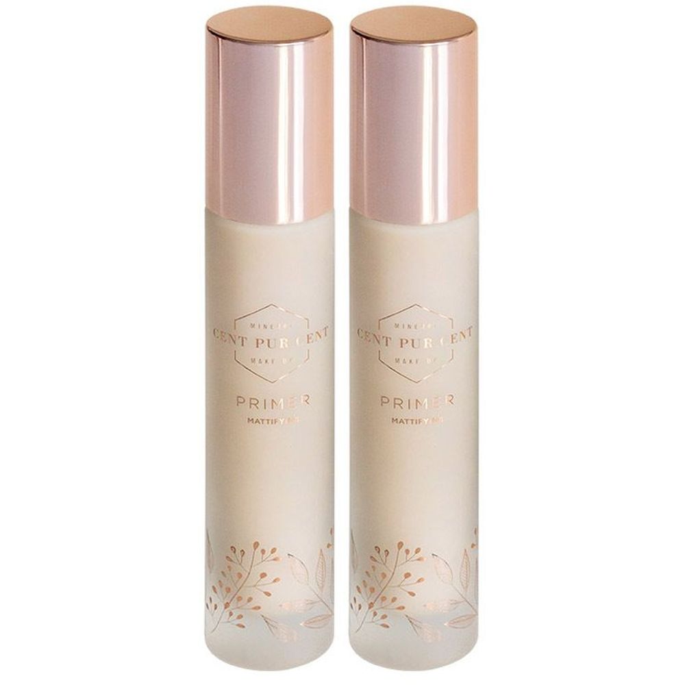 Deux flacons de base de maquillage matifiante. Flacons beiges avec bouchons et lettrage or rose.