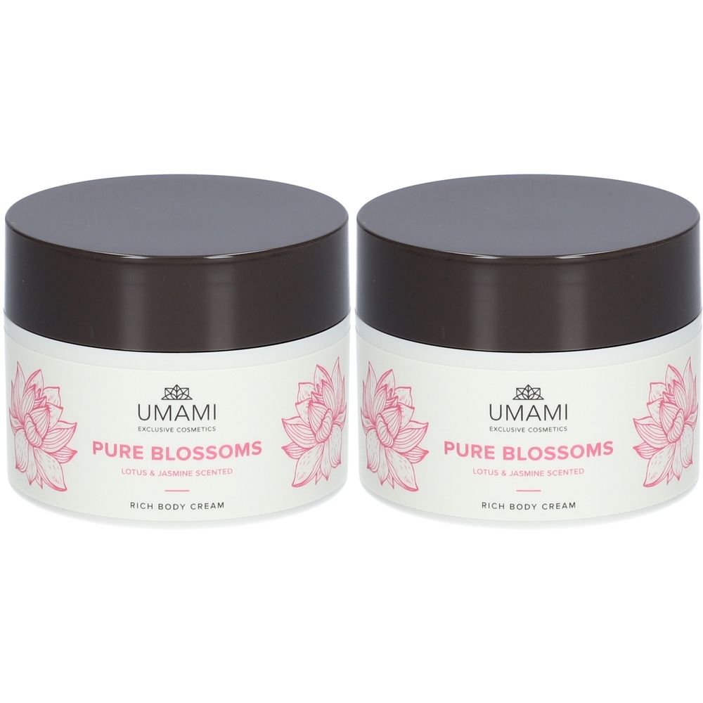 Deux pots de crème pour le corps. Récipients blancs avec couvercles marron. Inscription : UMAMI, Pure Blossoms, Lotus & Jasmin, Rich Body Cream. Fleurs roses.