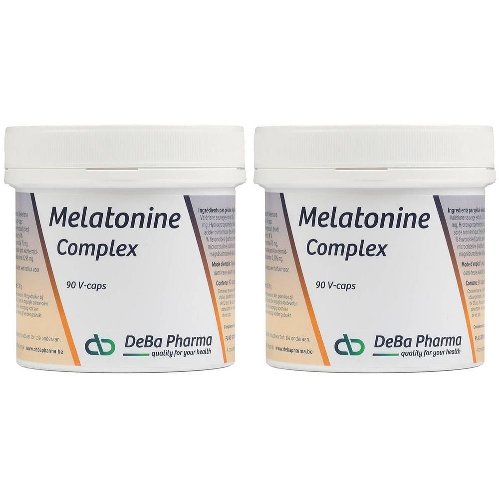 Twee witte potten met deksels. Opschrift: Melatonine Complex, 90 V-caps. Logo DeBa Pharma.