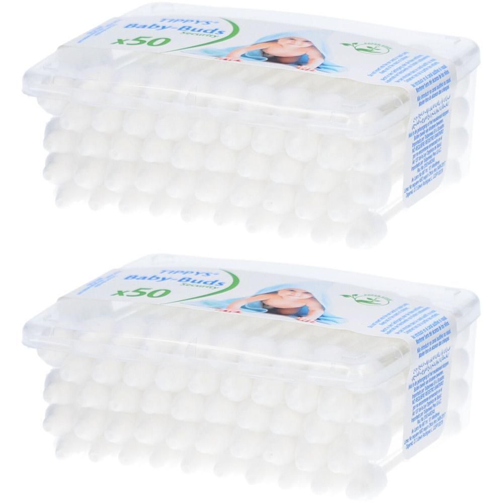 Twee pakken Tippys babywattenstaafjes, 50 stuks per stuk. Transparante plastic doosjes met witte wattenstaafjes.