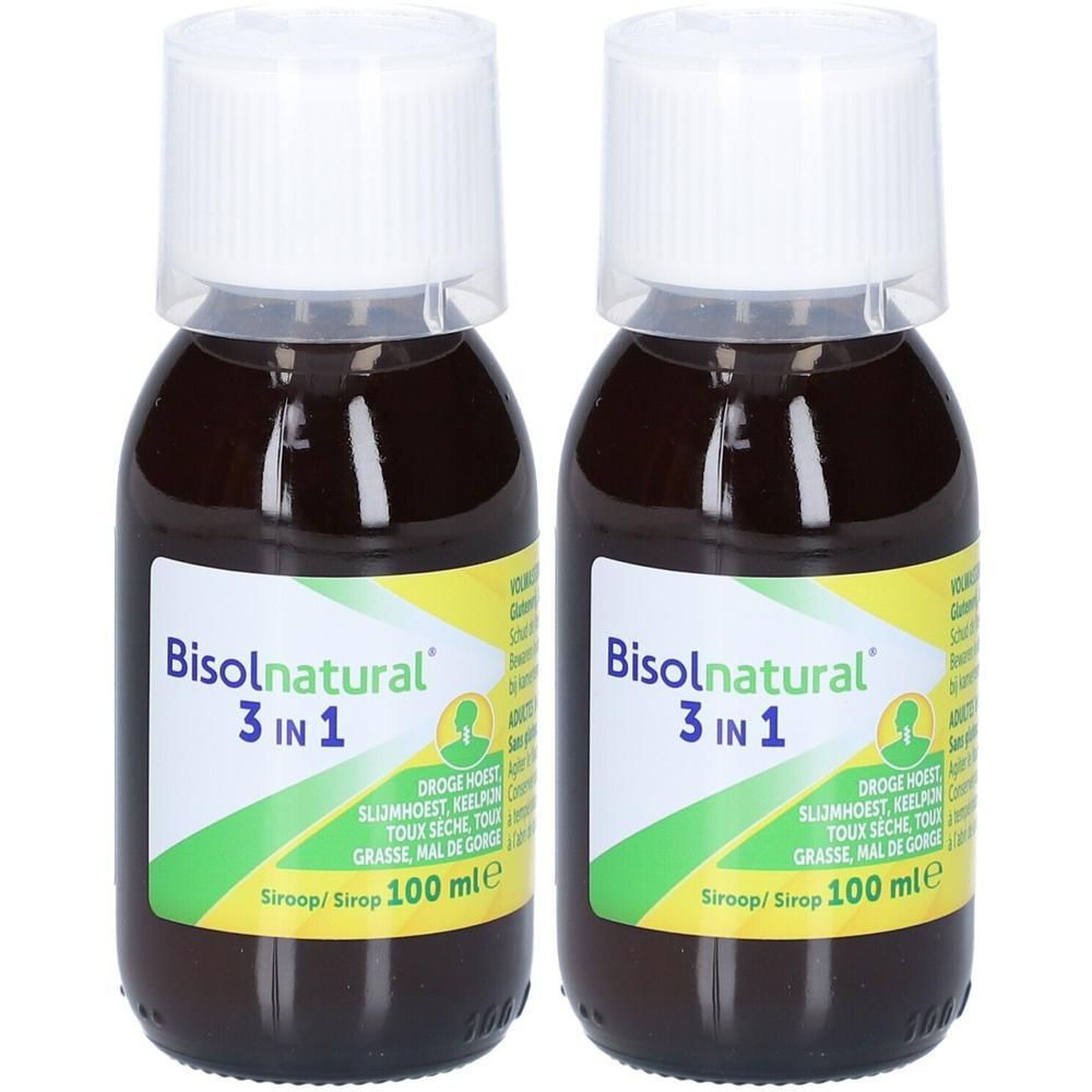 Twee flessen Bisolnatural 3 in 1 hoestsiroop. Bruine vloeistof in glazen flessen met witte dop. Etiket met productinformatie.