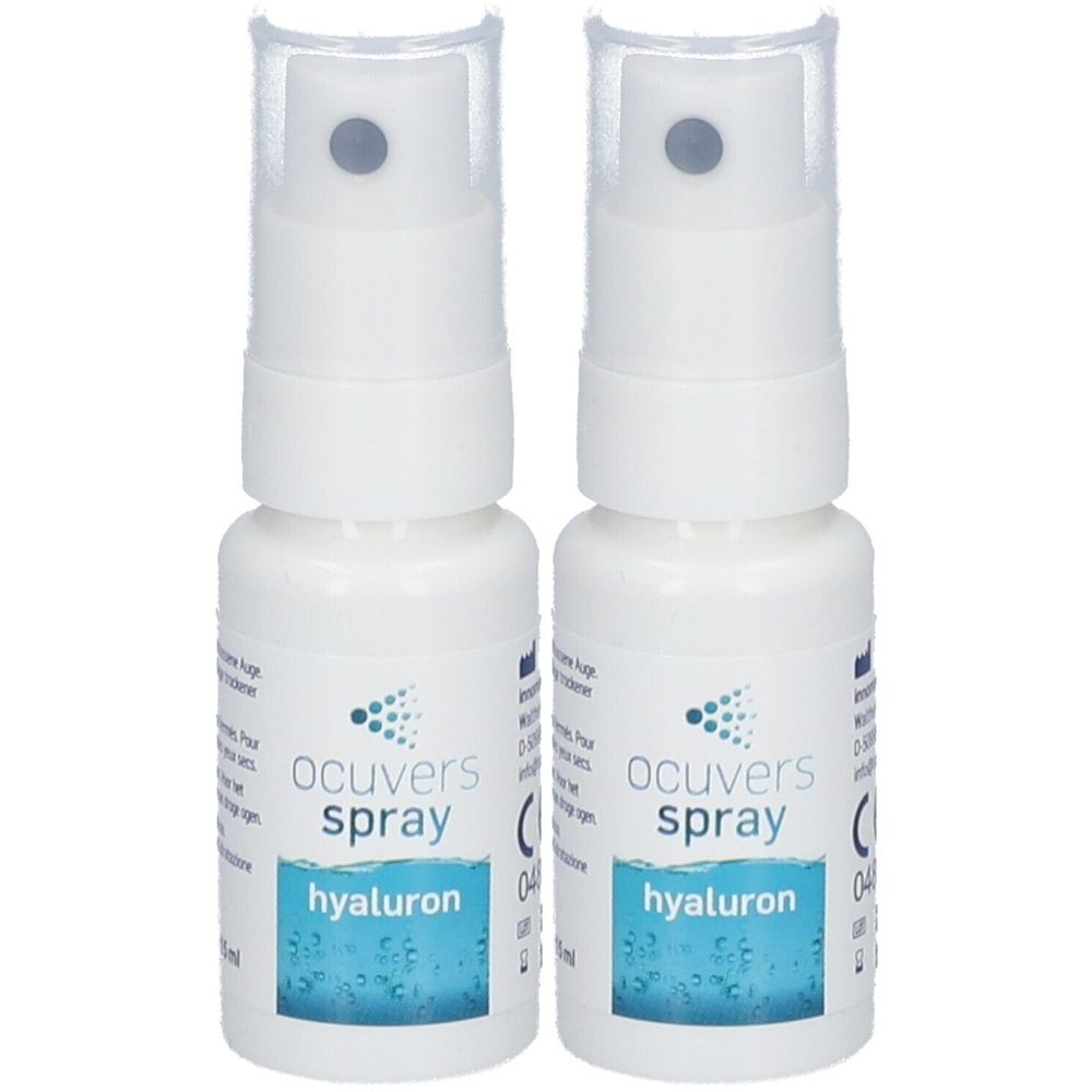 Twee witte spuitflessen. Opschrift: Ocuvers Spray hyaluron. Transparante beschermkap. Blauwe en turquoise elementen.
