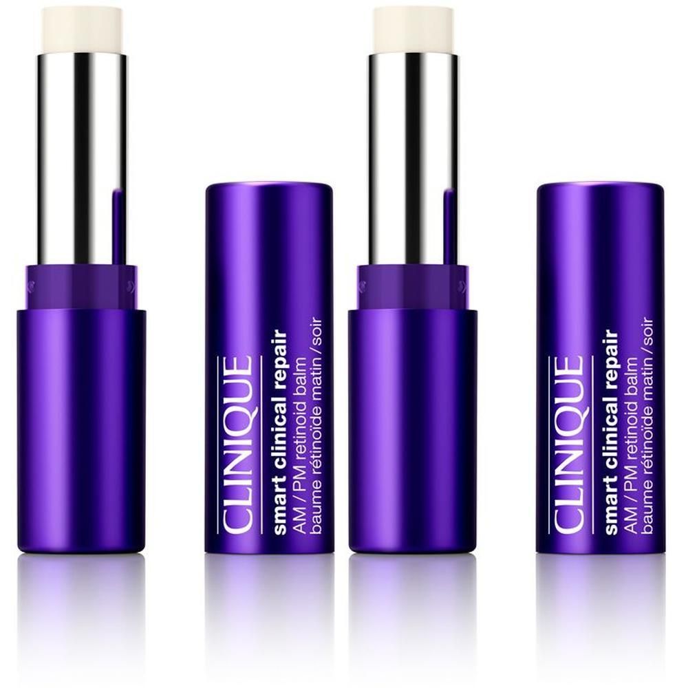 Vier paarse sticks met zilveren uiteinden. Op de sticks staat "CLINIQUE Smart Clinical Repair AM/PM Retinoid balm".