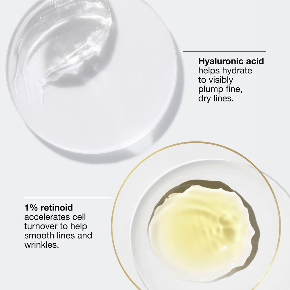 Twee transparante vloeistoffen op een wit oppervlak. Tekst: "Hyaluronzuur helpt fijne, droge lijntjes zichtbaar op te vullen".