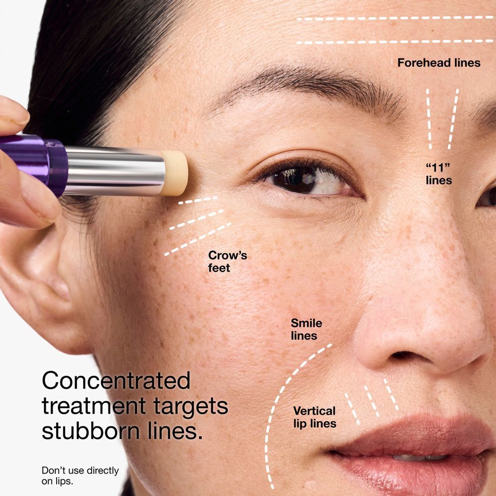 Close-up van een gezicht met getekende lijnen. De stick wordt op de huid aangebracht. Tekst: "Gerichte behandeling pakt hardnekkige lijntjes aan".
