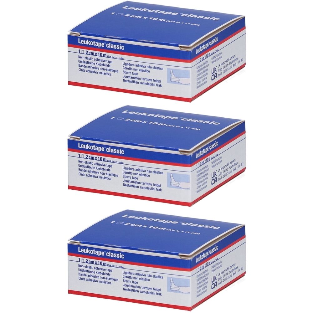 Trois boîtes de Leukotape classic. Couvercles bleus, texte blanc. Inscription : 2 cm x 10 m. Sur le côté : illustration du produit.