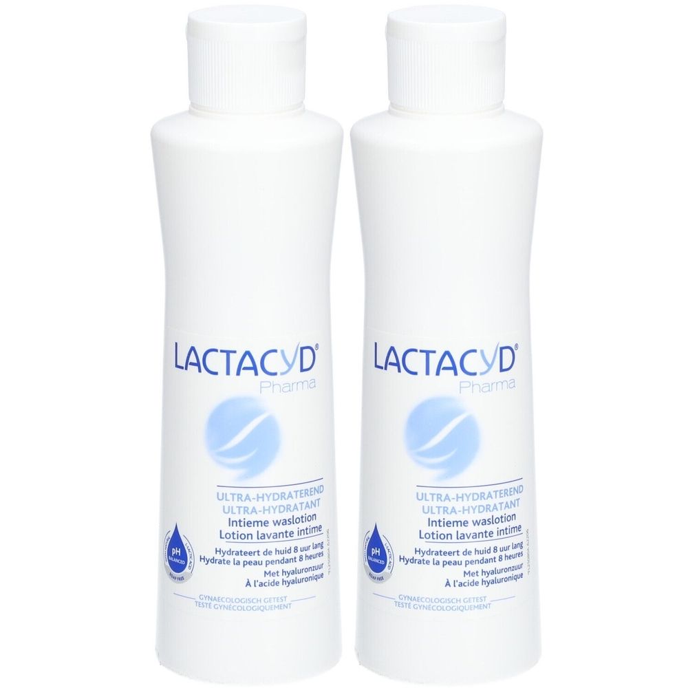 Twee witte flessen Lactacyd Pharma. Opschrift: Ultra-Hydratant, Intieme waslotion, Lotion Lavante intime. Blauw druppelvormig logo.