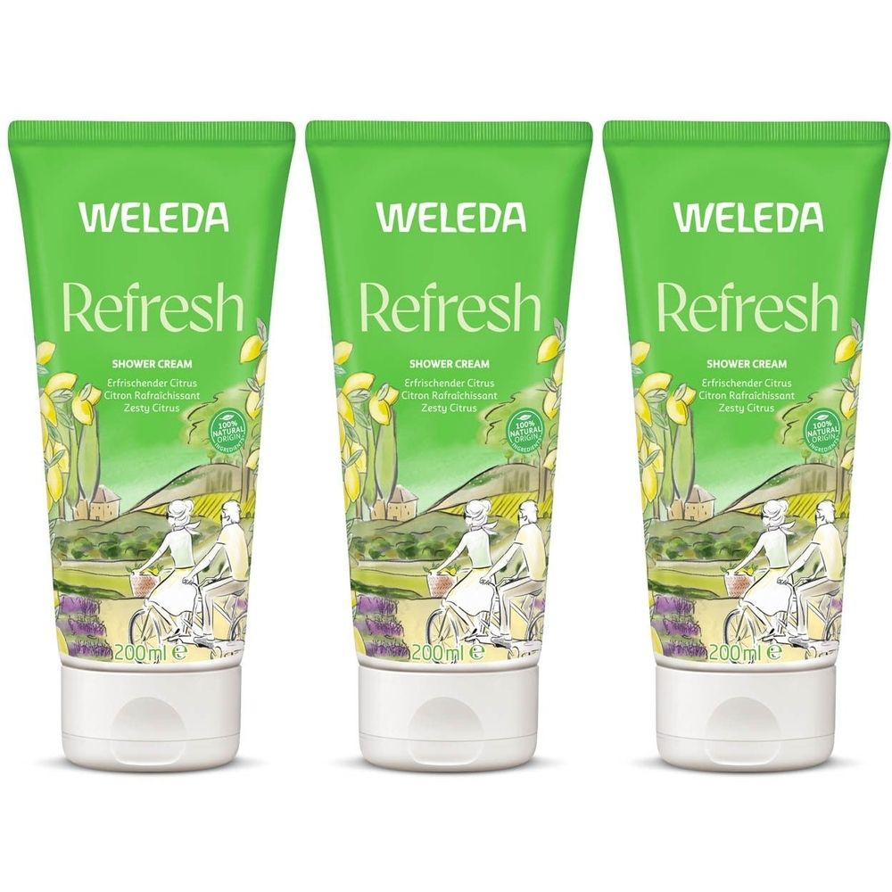 Trois tubes verts avec l'inscription "WELEDA Refresh Shower Cream". Chaque tube présente une illustration de personnes à vélo.