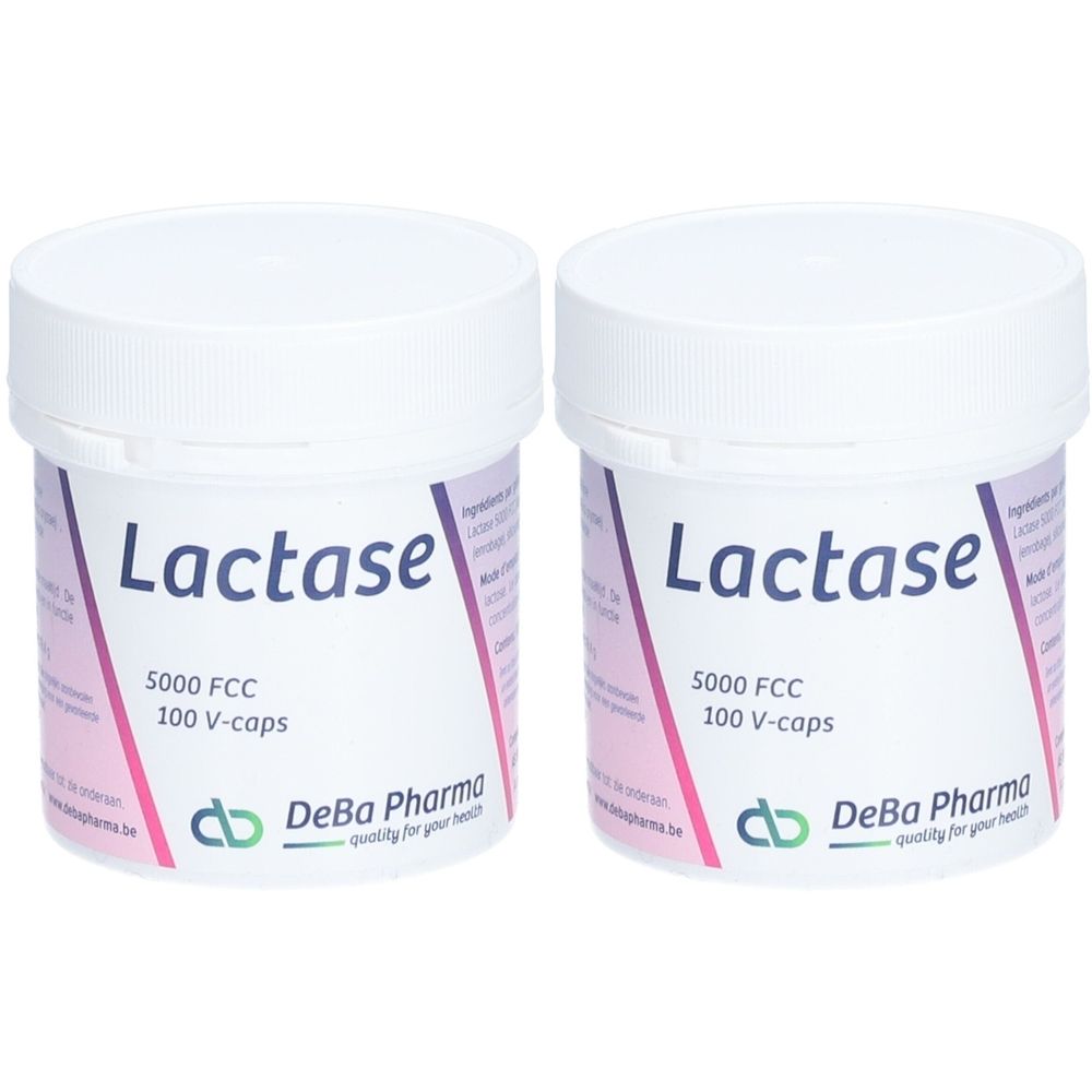 Twee witte potten met deksels. Opschrift: Lactase, 5000 FCC, 100 V-caps. Logo en tekst DeBa Pharma.