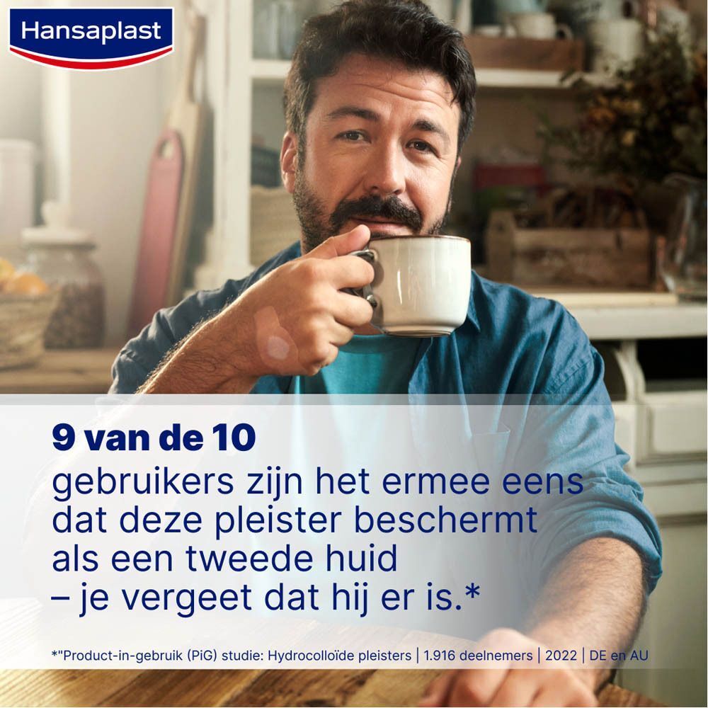 Man drinkt koffie. Tekst: 9 van de 10 gebruikers vinden dat de pleister als een tweede huid beschermt.