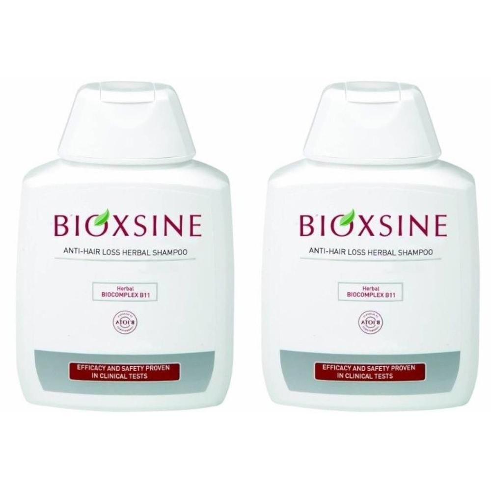 Twee witte shampoo flessen met rode en groene letters. Opschrift: BIOXSINE Anti-haaruitval Herbal Shampoo.