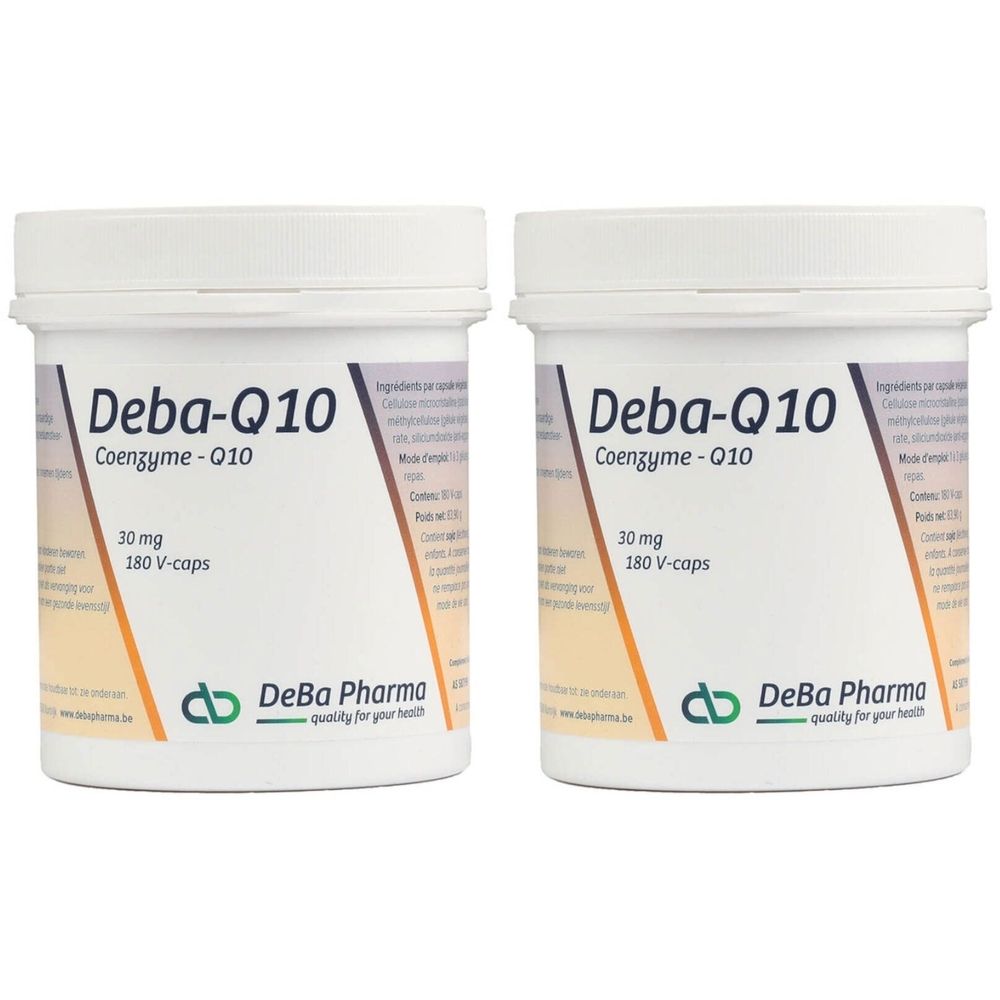 Twee witte potten met deksels. Opschrift: Deba-Q10, Coenzyme-Q10, 30 mg, 180 V-caps. Logo en tekst DeBa Pharma.