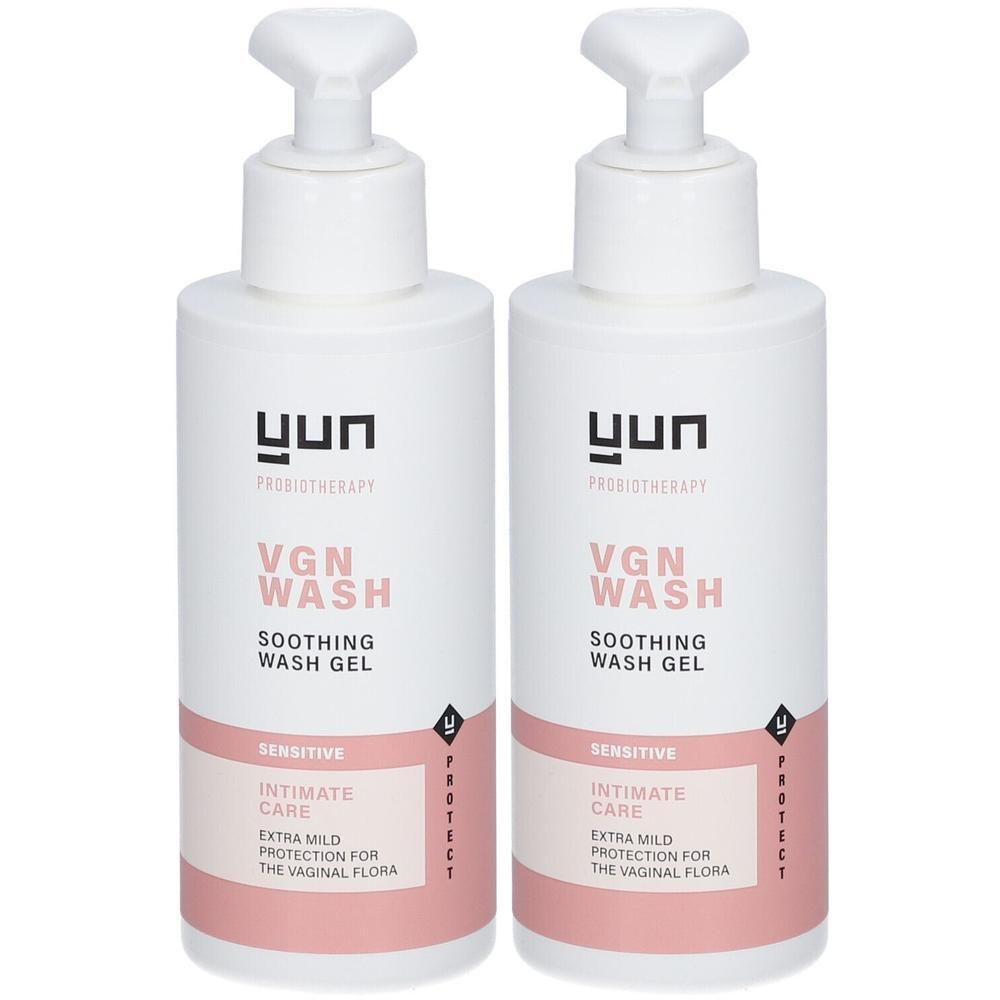 Twee witte flessen met doseerpompen. Opschrift: YUN, VGN WASH, Sensitive Intiemreiniger. Roze etiket.