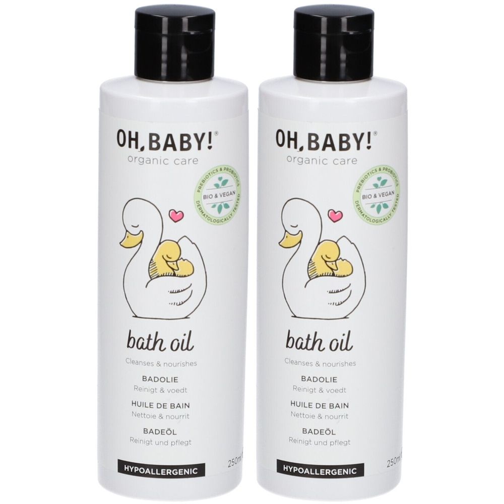 Twee witte flessen met zwarte dop. Opschrift: OH, BABY!, bath oil, Bio & Vegan. Illustratie: eend met baby.