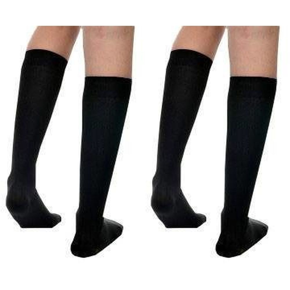 Deux paires de bas noirs. Les bas couvrent les pieds et le bas des jambes. Vue de face.