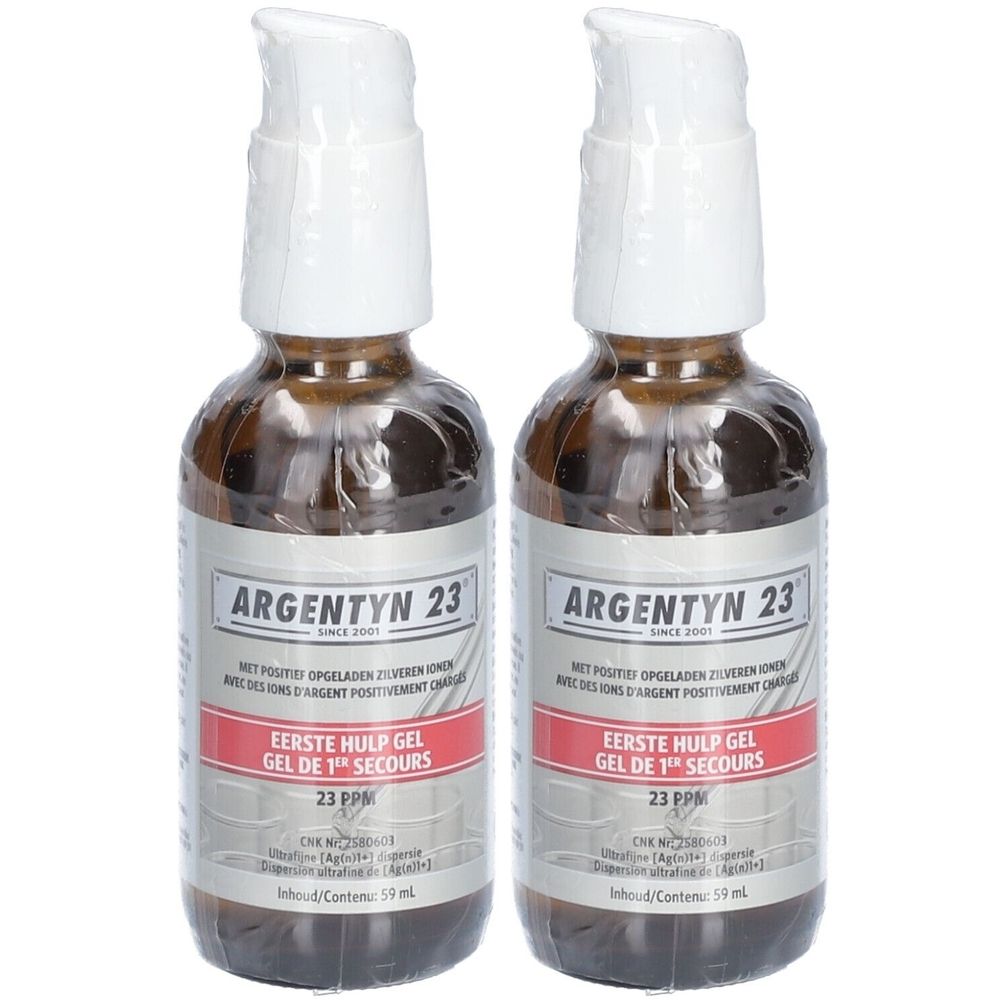 Twee flessen Argentyn 23 EHBO-gel. Bruine glazen flessen met witte pomp en etiket. Opschrift: Argentyn 23, EHBO-gel.